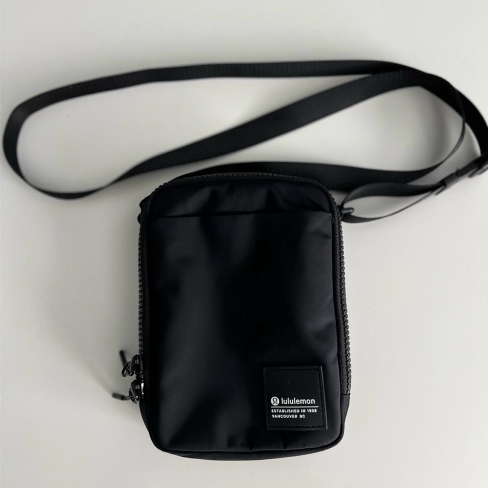 lululemon  easy access Black Crossbody Bag 1.5 L